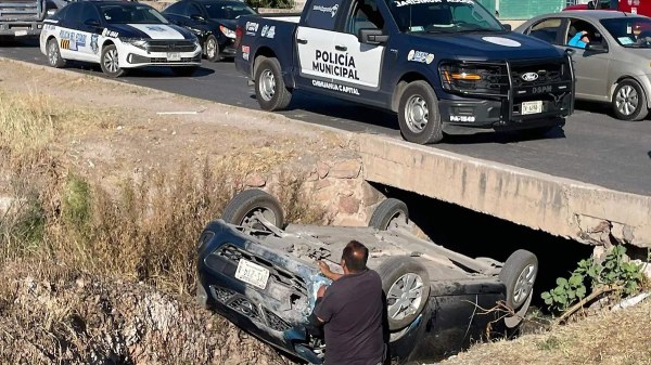 Cae auto a barranco en vialidad CH-P