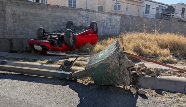 Volcadura en Cumbres Universidad deja daños y un poste derribado