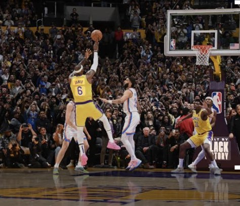 Lakers vencen en el extra y acarician la barrida