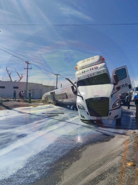 Vuelca pipa con leche en Meoqui; colapsa el tráfico