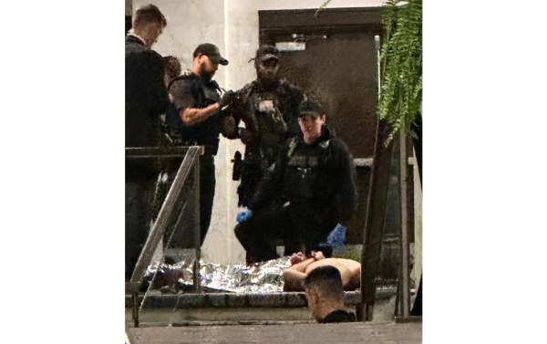 Detienen a uno tras tiroteo en cena de Trump