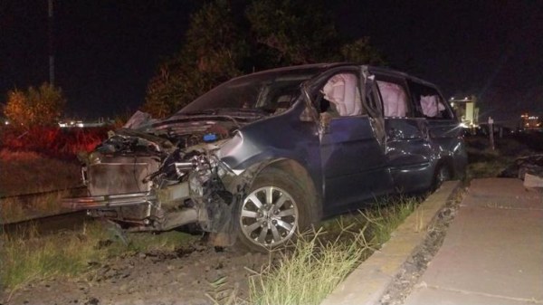 Tren impacta y destroza camioneta