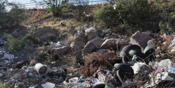 Arroyo se ahoga en basura y chatarra