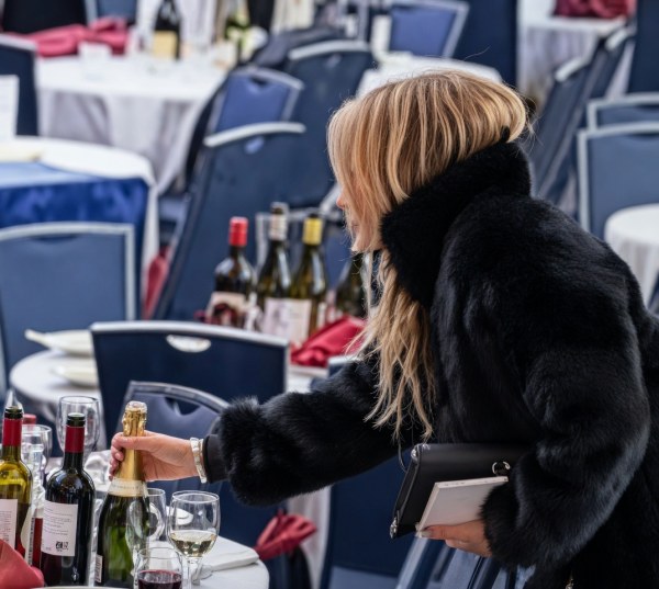 ¡Escándalo! Periodista se lleva el champán en pleno ataque a Trump