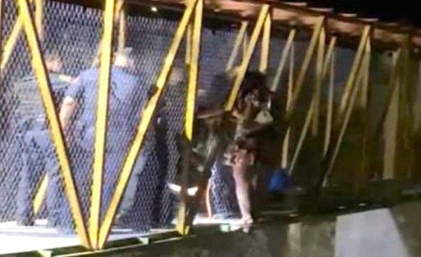 Rescatan a mujer de puente