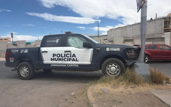 Se estrella patrulla con poste