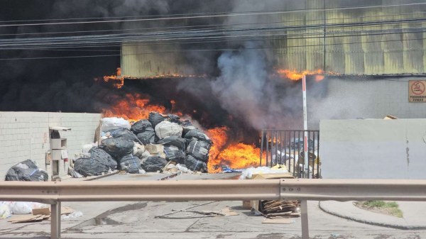 Se incendia recicladora en la Juan Pablo II