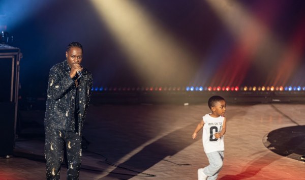 Polémica: Niña sube a escenario con Snoop Dogg