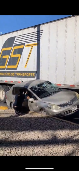 Caos vial en el norte: Auto queda bajo tráiler en la Homero