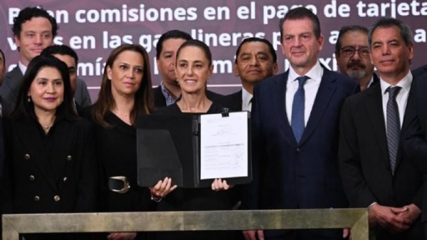 Anuncia Sheinbaum reducción de comisiones en gasolinas; buscan eliminar efectivo