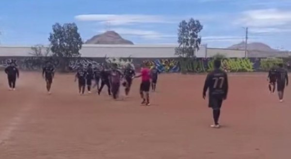 Le lanzan pedradas a árbitro en campos de Excursiones