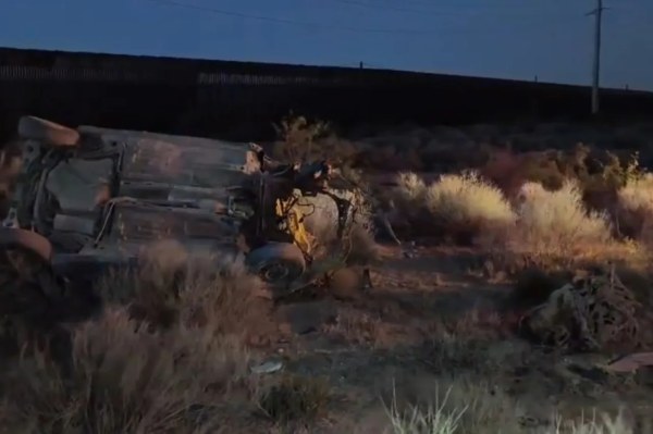 Muere tras volcadura