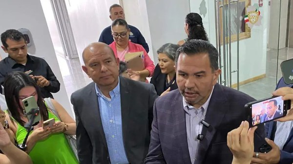 Cruz acude al Congreso y exige comparecer