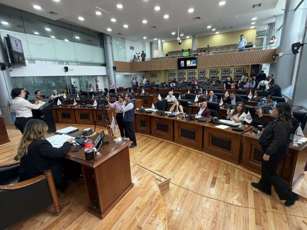 Revientan diputados del PAN y MC sesión del Congreso