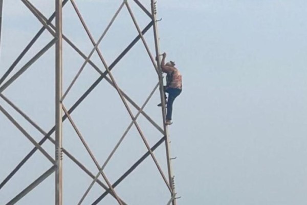 Rescatan a dos adultas mayores en crisis