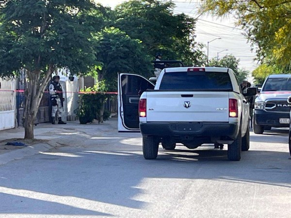 Hallan dos muertos enterrados en patio de casa