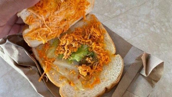 Estudiante se queja de sándwich y la universidad lo suspende y manda al psicólogo