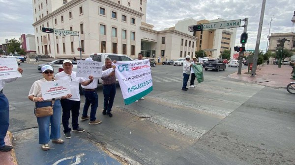 Protestan jubilados de CFE en el centro