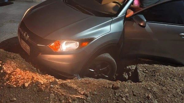 Cae en zanja en Los Pinos