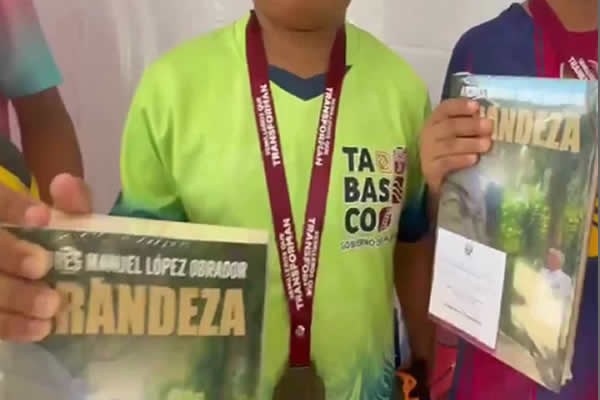 Niños ganan torneo de futbol y reciben de regalo libro de AMLO