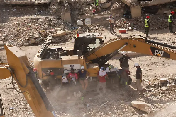 Venezuela demuele primer edificio dañado por terremotos