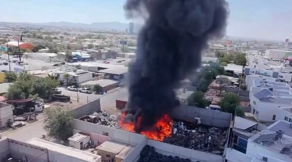 Fuerte incendio consume planta recicladora