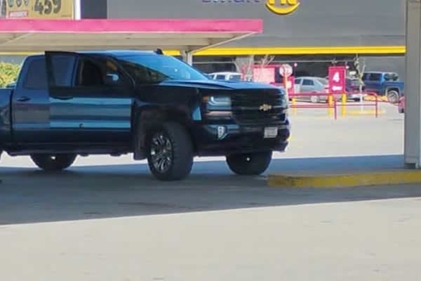 Investigan homicidio en estacionamiento de centro comercial