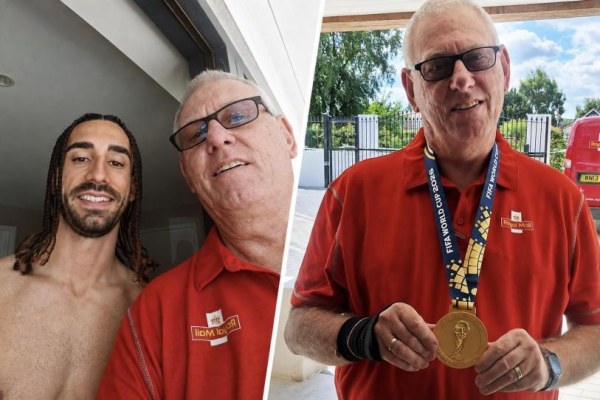 Cucurella sorprende a cartero y le presta su medalla de campeón del Mundial