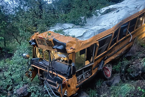 Choque de autobús deja dos heridos de gravedad