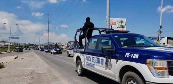 Armados le quitan su auto en carretera