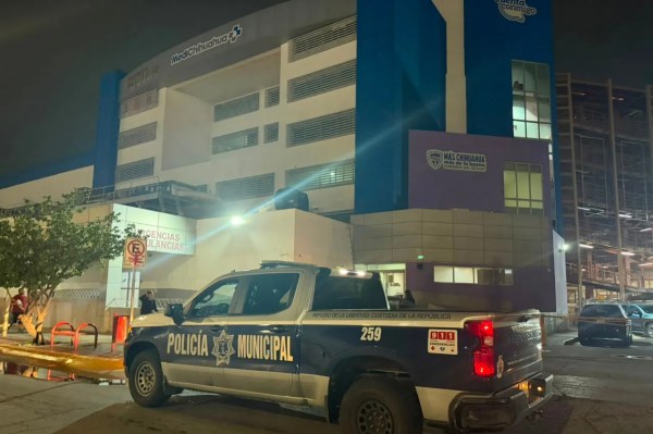 Auxilian policías a mujer en labor de parto