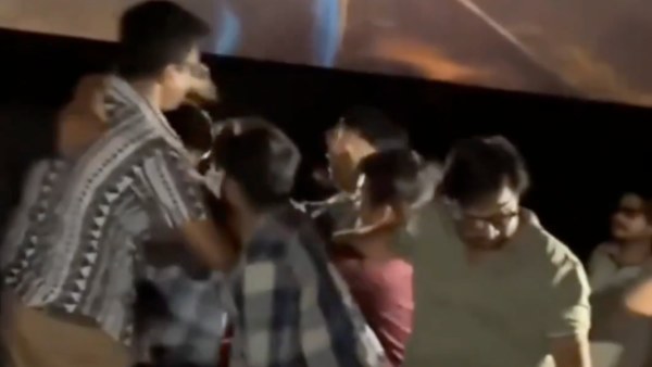 Le spoilean película de Spiderman y se agarran a golpes