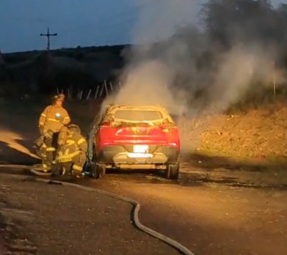 Se incendia auto en carretera a Cuauhtémoc