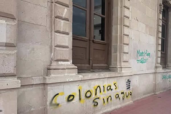 Acusan a Morena por pintas en Palacio de Gobierno