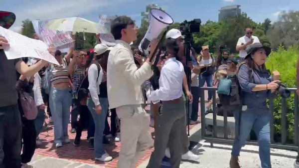 Protestan aspirantes de la UNAM en Rectoría