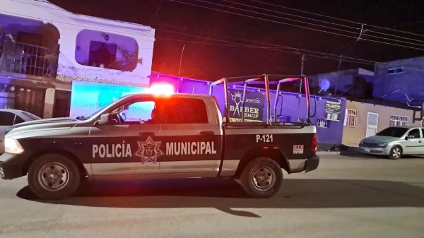 Niña pasa la noche en parque tras ser golpeada por su madre