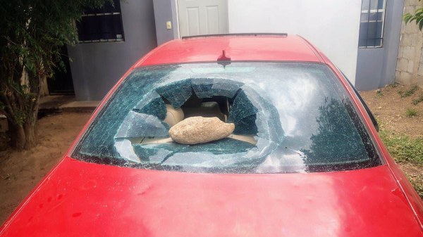 Arrojan piedra a auto