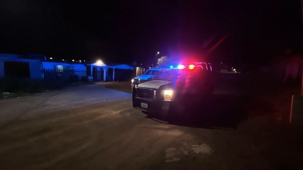 Forcejea menor con ladrón que entró a su casa