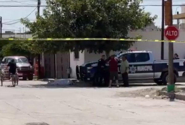 Se desploma y muere en la calle