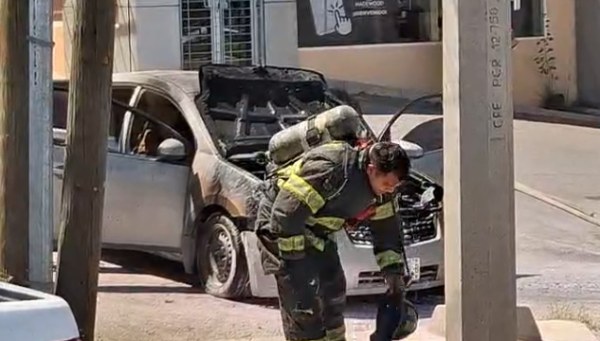 Se incendia auto en Periférico de la Juventud