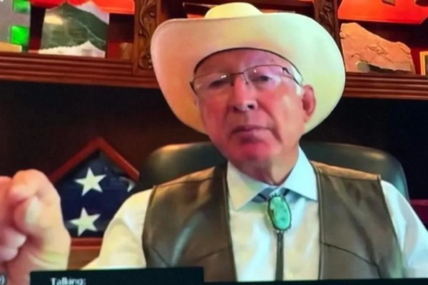 Pide Ken Salazar dejar atrás caso del 'Mayo' Zambada