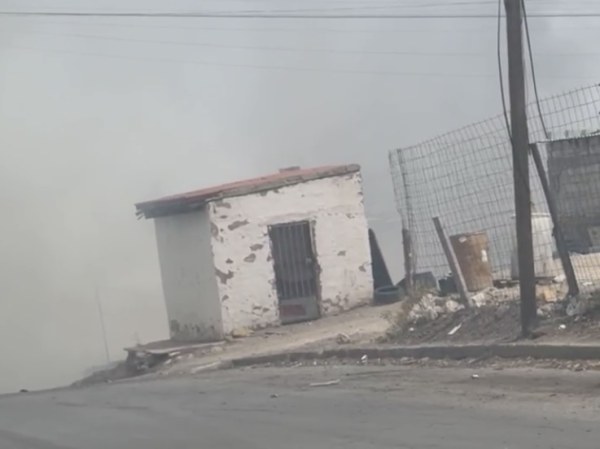 Incendio consume basurero y arrasa con casa
