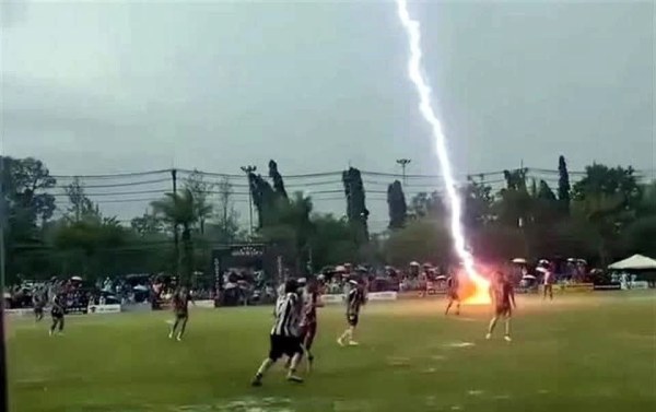 Muere futbolista amateur al ser alcanzado por rayo