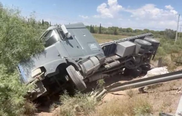 Vuelca tráiler en carretera a Aldama