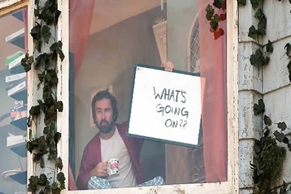Un hombre «vive» en una valla publicitaria y paraliza Hollywood