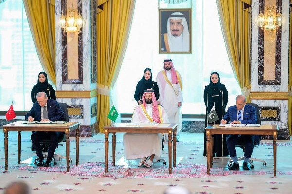 Arabia Saudita, Pakistán y Turquía conforman alianza de defensa