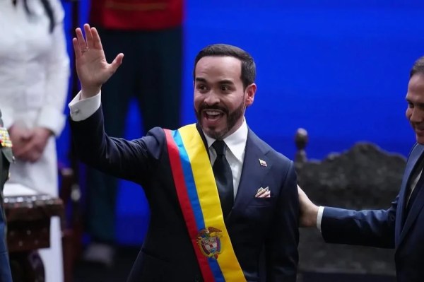 Toma protesta nuevo presidente de Colombia