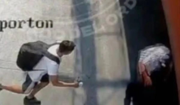 Empuja a adulto mayor y muere atropellado por tráiler