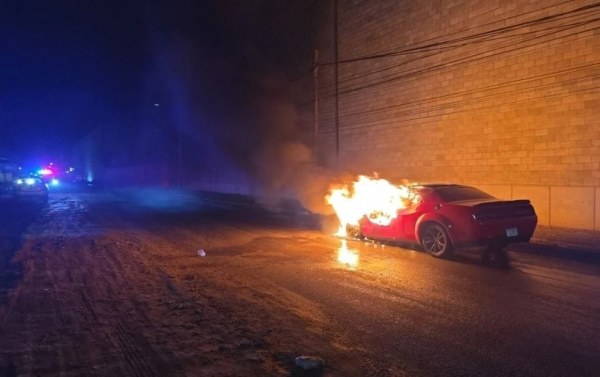 Incendio consume Dodge Challenger
