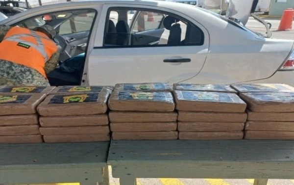 Le hallan 40 paquetes de cocaína ocultos